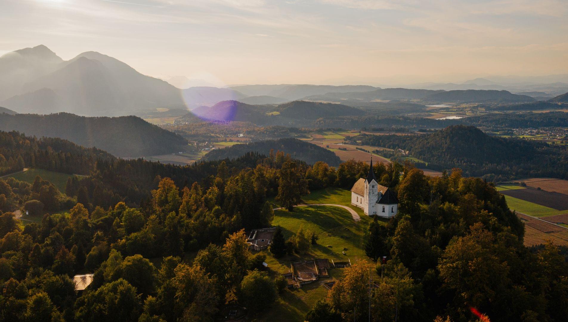 Hemmaberg-Luftbild-Tourismusregion-Klopeiner-See-Suedkaernten © MartinHofmann